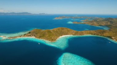 Havadan görünümü tropikal lagün, deniz, plaj. Tropik ada. Coron Palawan, Filipinler.