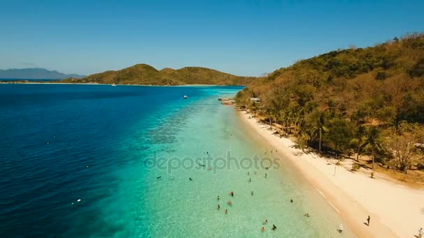 Vista aerea bellissima spiaggia su un'isola tropicale Banana. Filippine. — Video Stock