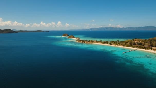 Вид с воздуха красивый пляж на тропическом острове Булог Дос. Филиппины. — стоковое видео