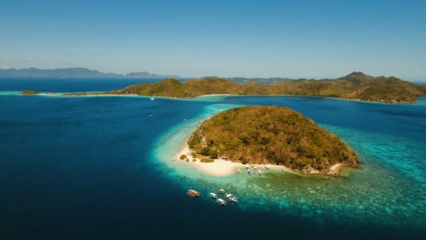 Flygfoto vacker strand på en tropisk ö Banana. Filippinerna. — Stockvideo