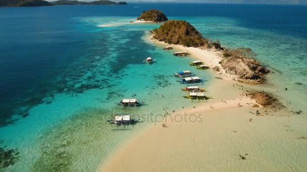공중에서 보면 열 대의 버로 도스 섬에 있는 아름다운 해변을 볼 수있습니다. 필리핀. — 비디오