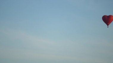 Sıcak hava balonu gökyüzünde.