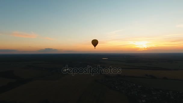 Hot air balloon in the sky over a field. — Stock Video