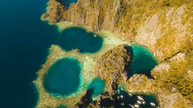 Havadan görünümü İki Yataklı göl, deniz, plaj. Tropik ada. Busuanga, Palawan, Filipinler.