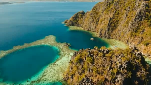 航空写真ビュー ツイン ラグーン、海、ビーチ。熱帯の島。ブスアンガ、パラワン、フィリピン. — ストック動画