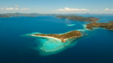 Hava manzaralı tropikal göl, deniz, sahil. Tropikal ada. Busuanga, Palawan, Filipinler.