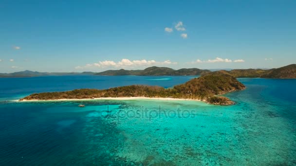 Vista aérea hermosa playa en una isla tropical Malcapuya. Filipinas . — Vídeos de Stock
