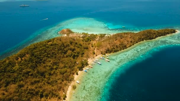 Vista aérea hermosa playa en una isla tropical Malcapuya. Filipinas . — Vídeo de stock