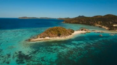 Tropikal Bulog Dos Adası 'ndaki hava manzaralı güzel bir sahil. Filipinler.