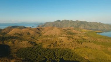 Tropikal peyzaj, dağlar, orman, defne. Busuanga, Palawan, Filipinler.