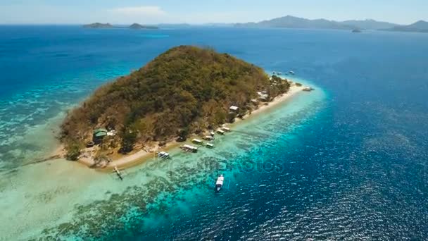 Uitzicht vanuit de lucht prachtig strand op een tropisch eiland Banaan. Filippijnen. — Stockvideo