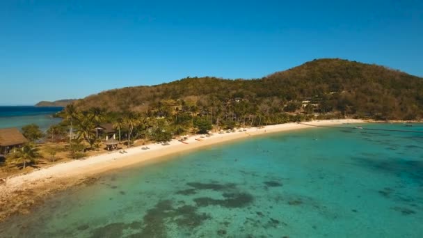 Letecký pohled krásné pláže na tropickém ostrově. Coron, Palawan, Filipíny. — Stock video