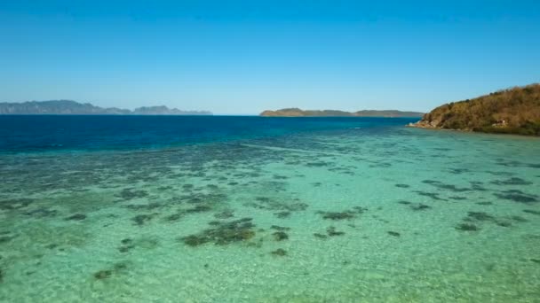 Su yüzey havadan görünümü. Busuanga, Palawan, Filipinler. — Stok video