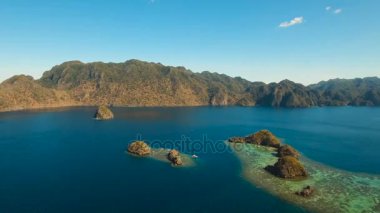 Hava manzaralı tropikal göl, deniz, sahil. Tropikal ada. Busuanga, Palawan, Filipinler.
