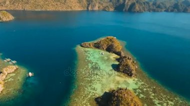Hava manzaralı tropikal göl, deniz, sahil. Tropikal ada. Busuanga, Palawan, Filipinler.