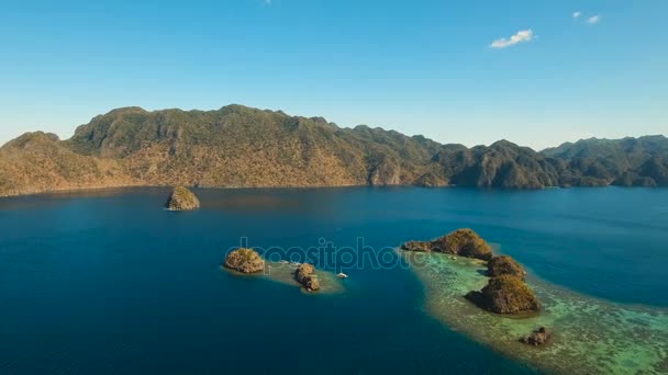 Hava manzaralı tropikal göl, deniz, sahil. Tropikal ada. Busuanga, Palawan, Filipinler. — Stok video