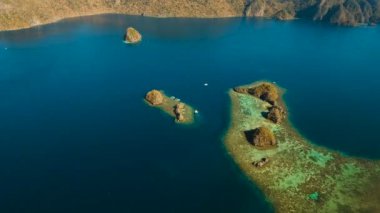 Hava manzaralı tropikal göl, deniz, sahil. Tropikal ada. Busuanga, Palawan, Filipinler.