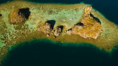 Hava manzaralı tropikal göl, deniz, sahil. Tropikal ada. Busuanga, Palawan, Filipinler.