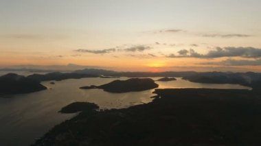 Deniz, hava görünümünü üzerinde güzel gün batımı. Busuanga Adası Filipinler.