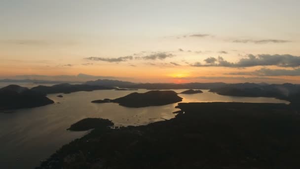 Piękny zachód słońca nad morzem, widok z lotu ptaka. Busuanga island, Filipiny. — Wideo stockowe