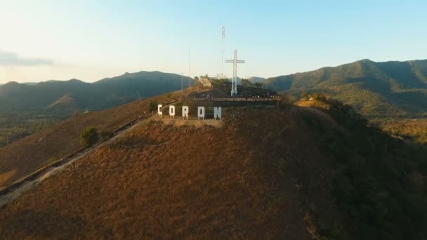 Znak na mieście Coron na wzgórzu. Krzyż na wzgórzu, Coron, Filipiny, Palawan Busuanga. — Wideo stockowe