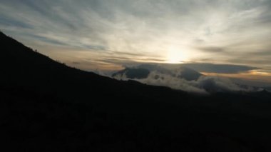 Gün batımı ile dağ manzarası. Jawa Adası, Endonezya.
