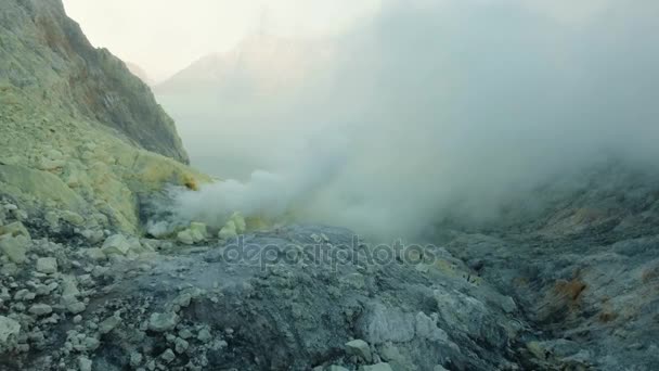 Kawah ijen, vulkanischer Krater, in dem Schwefel abgebaut wird. — Stockvideo