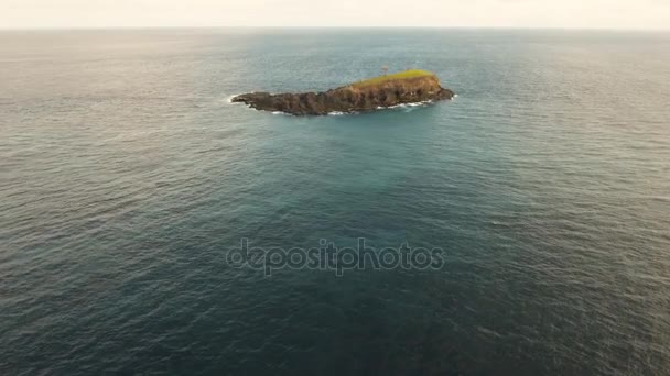 Île rocheuse dans l'océan.
