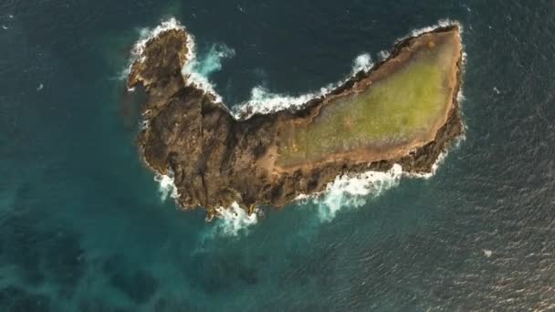 Ilha rochosa no oceano. — Vídeo de Stock