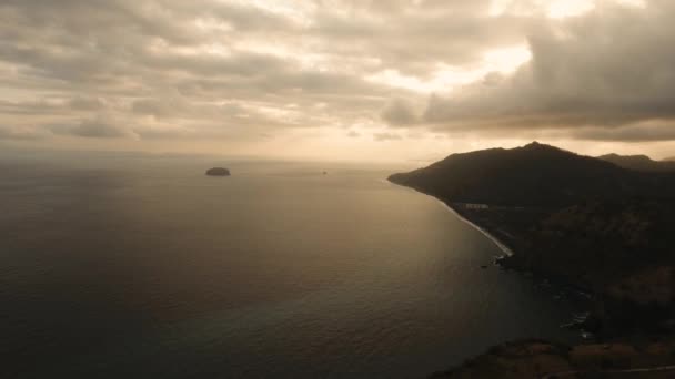 바다, 공중 보기에 아름 다운 일몰입니다. 발리, 인도네시아 — 비디오
