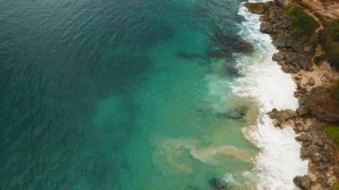 Dalgalar ve taşlı plaj. Havadan görünümü.