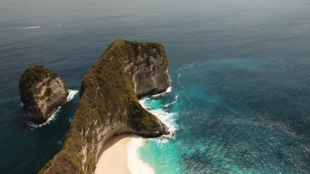 Rotsachtige klif met strand in de zee. Karang Dawa. — Stockvideo