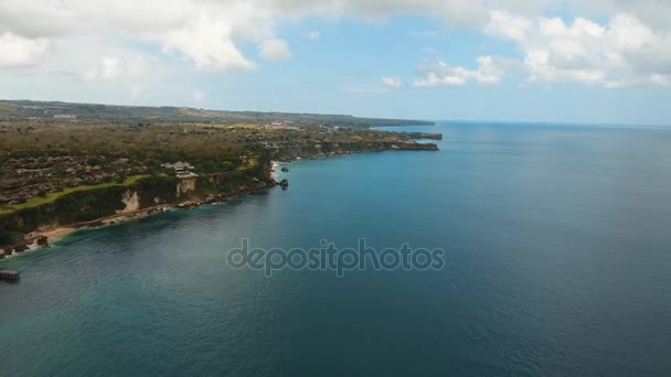 Rotskust op het eiland Bali. Luchtzicht. — Stockvideo