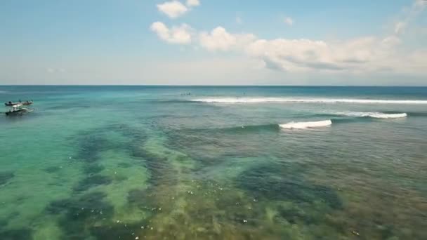 Luchtfoto surfers op de golven. Bali, Indonesië. — Stockvideo