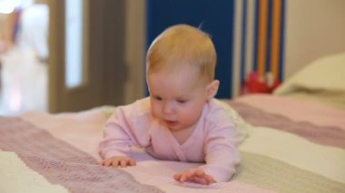 Bebek yatak odasında bir yatak üzerinde