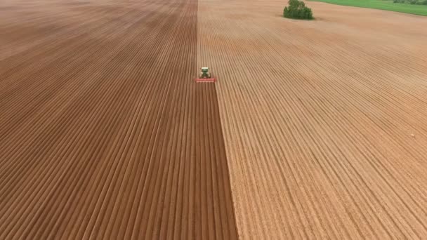 Farmář, setí, setí plodin na poli. Letecký pohled. — Stock video