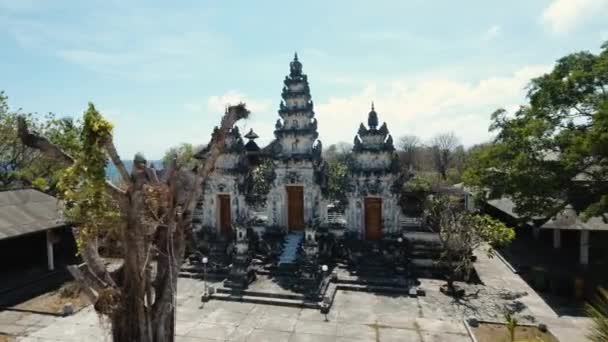 Hinduiska templet på ön Nusa Penida. — Stockvideo