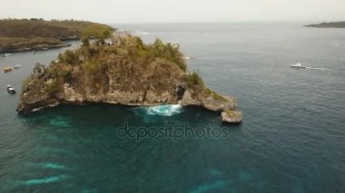 Mavi lagün tropik bir adada. Nusa Penida