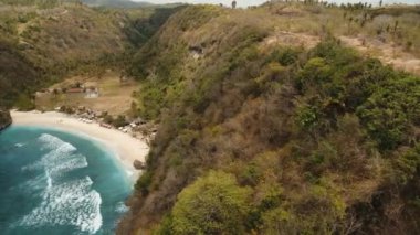 Hava güzel bir plaj görüntüleyin. Nusa Penida
