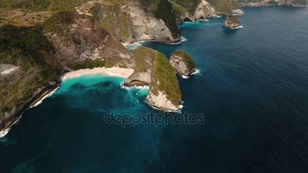 Acantilado rocoso con playa en el mar. Karang Dawa.. — Vídeo de stock