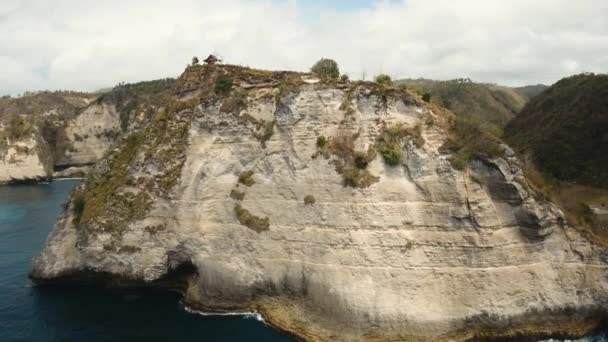 Nusa Penida, Bali, Endonezya 'da kayalıklar, deniz ve dalgalar — Stok video