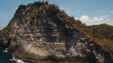 Nusa Penida, Bali, Endonezya 'da kayalıklar, deniz ve dalgalar