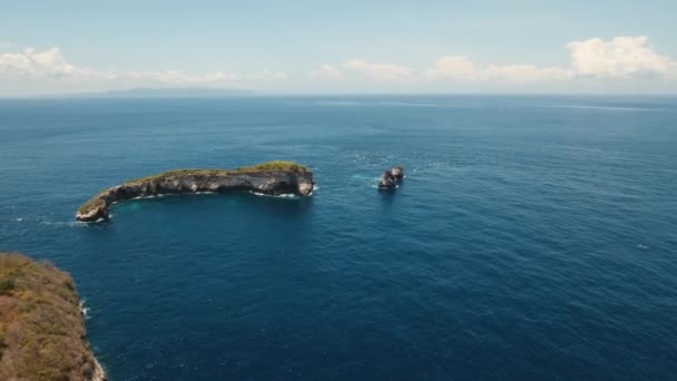 Île rocheuse dans l'océan. Bali, Indonésie 