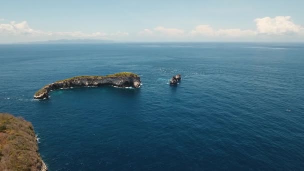 海で岩だらけの島。インドネシア ・ バリ島 — ストック動画