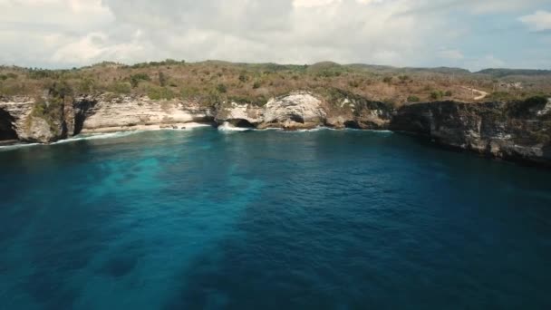 Paisaje marino Acantilados, mar y olas en Nusa Penida, Bali, Indonesia — Vídeos de Stock