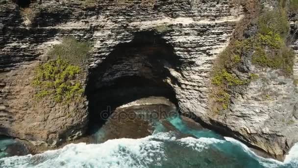 Cliffs Seascape, mar e ondas em Nusa Penida, Bali, Indonésia — Vídeo de Stock