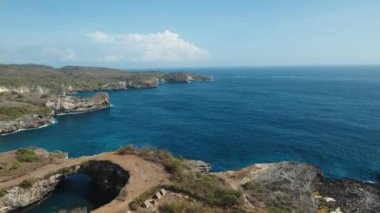 Deniz manzarası kayalıklarla, deniz ve dalgalar Nusa Penida, Bali, Endonezya