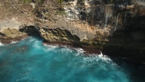Paysage marin Falaises, mer et vagues à Nusa Penida, Bali, Indonésie 