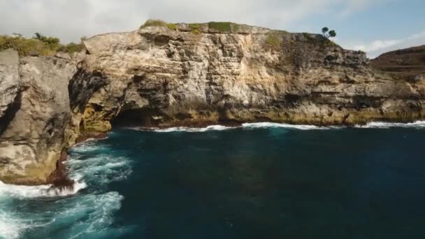 Deniz manzarası kayalıklarla, deniz ve dalgalar Nusa Penida, Bali, Endonezya — Stok video
