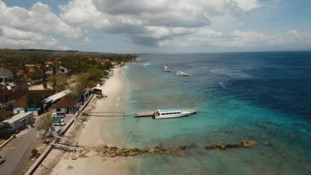 Antenne bekijken strand op een tropisch eiland. Nusa Penida, Bali, Indonesië. — Stockvideo